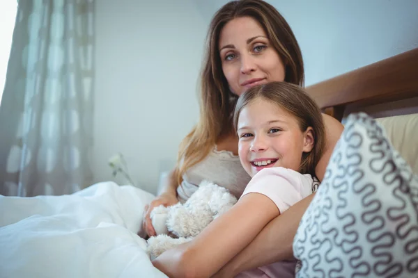 Madre acostada con su hija en la cama —  Fotos de Stock