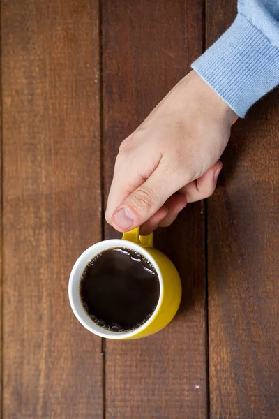 Homme tenant une tasse de café — Photo