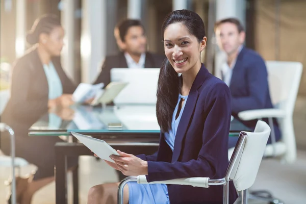 Femme d'affaires utilisant une tablette numérique — Photo