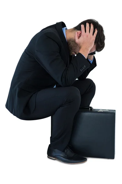 Депрессивный бизнесмен сидит на ступеньках — стоковое фото