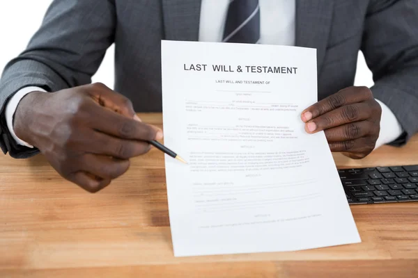 Homme d'affaires montrant le testament et le document testamentaire — Photo