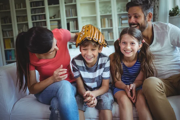 Família se divertindo na sala de estar — Fotografia de Stock