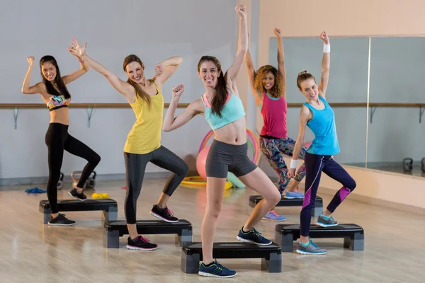 Gruppo di donne che esercitano sul stepper aerobico — Foto Stock