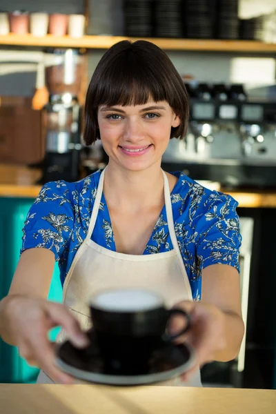 Pincérnő kínál egy csésze kávé — Stock Fotó