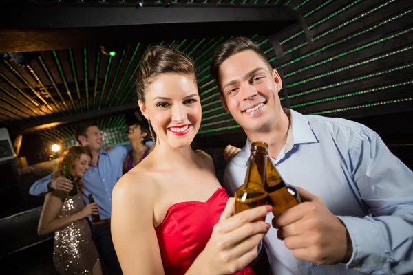 Casal brindar uma garrafa de cerveja — Fotografia de Stock