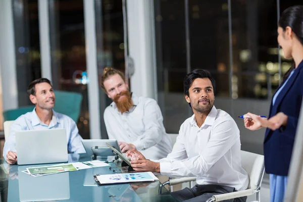 Zakenvrouw interactie met collega 's — Stockfoto