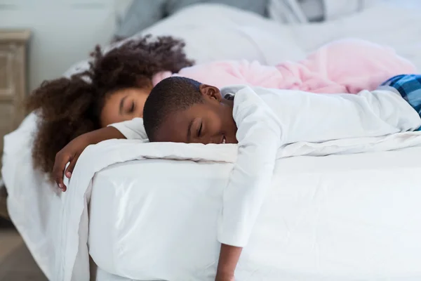 Niños durmiendo en la cama — Foto de Stock