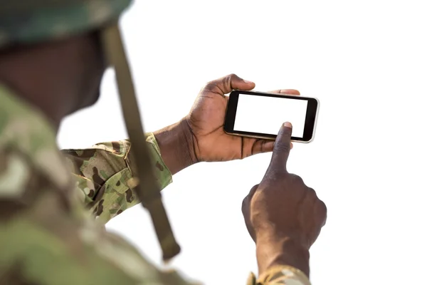 Soldat folosind un telefon mobil — Fotografie, imagine de stoc