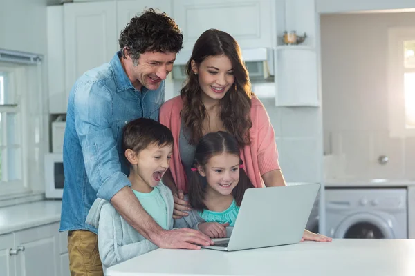 Família feliz usando laptop — Fotografia de Stock