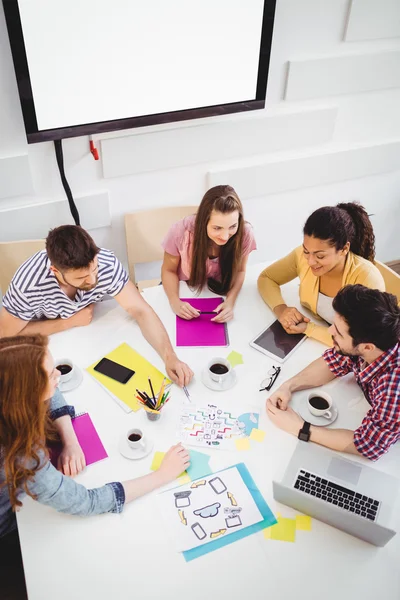 Kollegor diskuterar i möte på creative office — Stockfoto