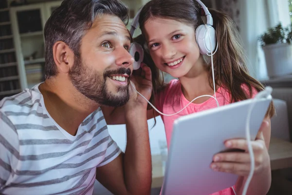 Apa és lánya, zene, Tablet — Stock Fotó