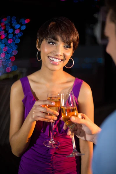 Couple toasting verre de champagne dans le bar — Photo
