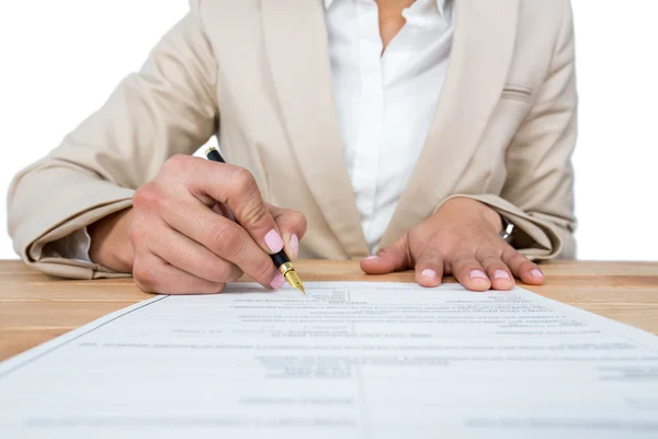 Businesswoman filling mortgage contract form — Stockfoto