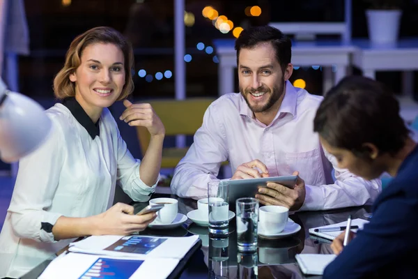 Homme d'affaires et femme d'affaires souriant au bureau — Photo