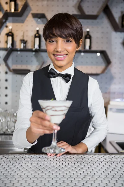 Cocktail serveerster bedrijf glas — Stockfoto