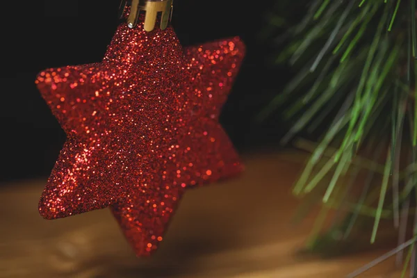 Κρέμεται από το χριστουγεννιάτικο δέντρο αστέρι των Χριστουγέννων — Φωτογραφία Αρχείου