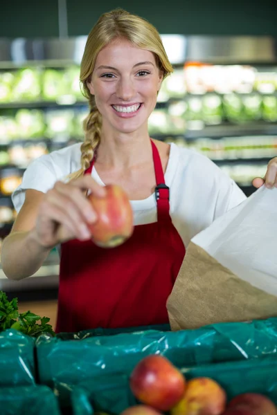 Pessoal de embalagem de frutas em saco de papel no supermercado — Fotografia de Stock
