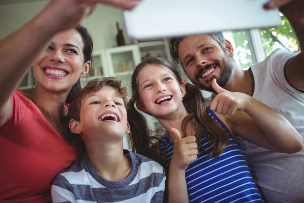 Famiglia che prende un selfie con compressa — Foto Stock