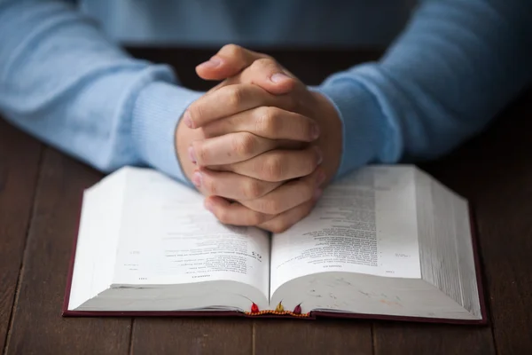 Man zit aan bureau met de Bijbel — Stockfoto