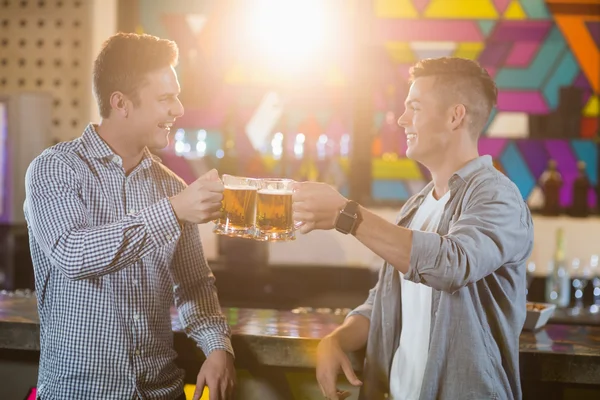 Dois amigos homens brindando canecas de cerveja — Fotografia de Stock