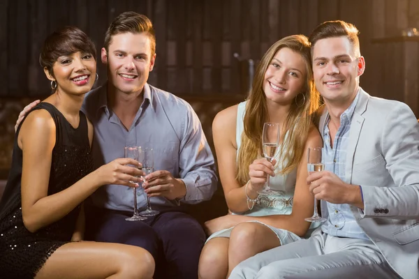 Couple ayant des verres de champagne — Photo