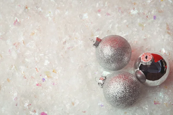 Tre palline di Natale sulla neve — Foto Stock