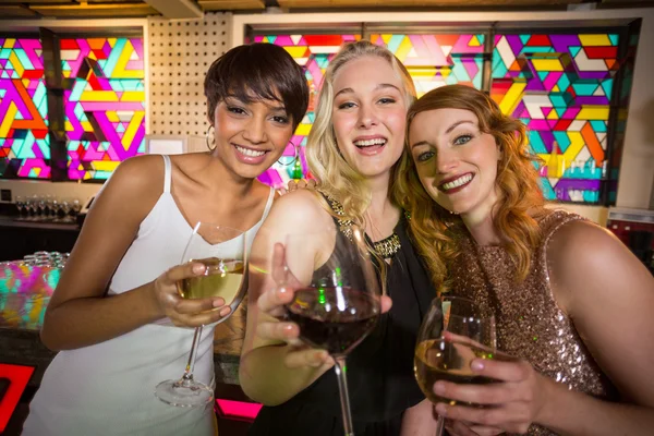 Vänner vän att ha glas champagne — Stockfoto