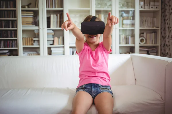 Menina olhando através de fone de ouvido realidade virtual — Fotografia de Stock
