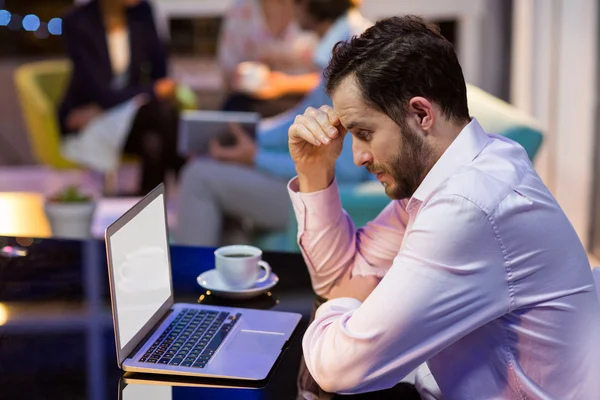 Uomo d'affari che lavora su laptop — Foto Stock