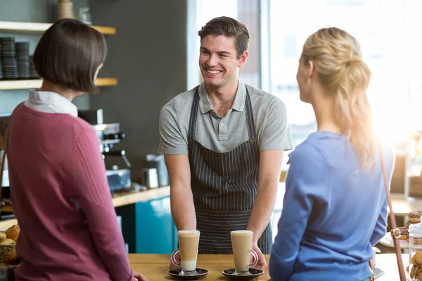 Офіціант, що подає каву клієнту — стокове фото