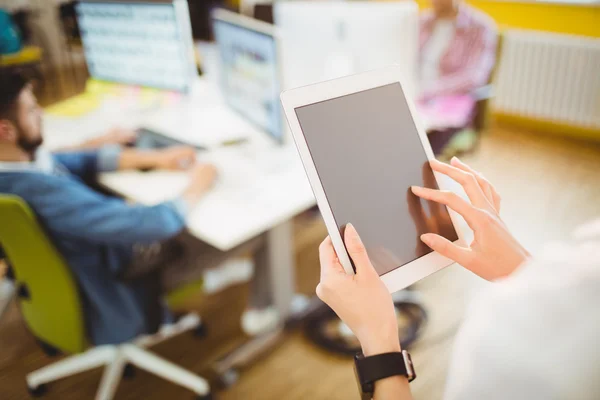 Zakenvrouw met behulp van tablet pc — Stockfoto