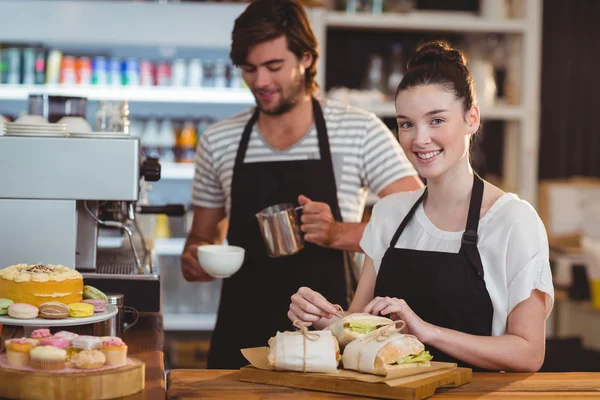 Waiter and waitress working behind the counter — Stock Photo, Image
