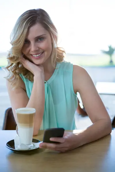 Mujer usando el teléfono en la cafetería — Foto de Stock