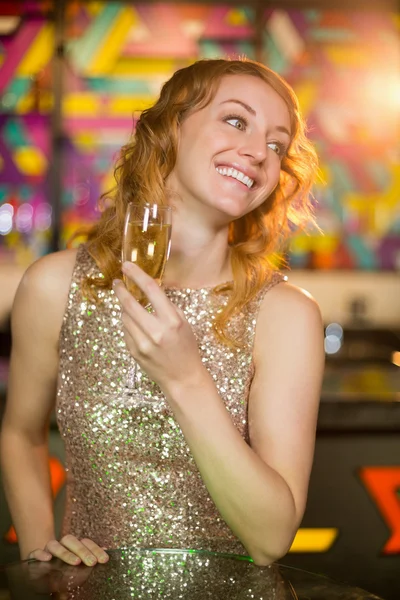 Vrouw met een glas champagne — Stockfoto