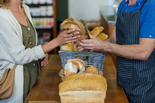 采购在面包店的面包的女人 — 图库照片