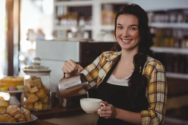 Camarera haciendo taza de café en el mostrador — Foto de Stock