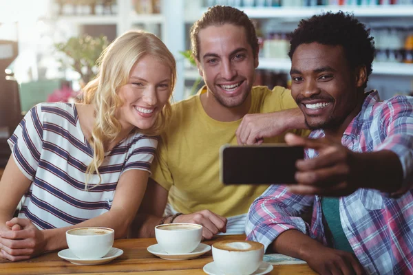 Trois amis prenant un selfie — Photo