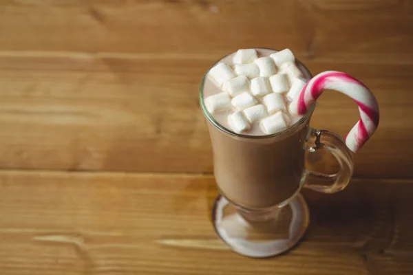 Tasse Kaffee mit Marshmallow und Zuckerrohr — Stockfoto