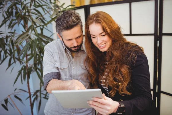 Empresária com colega usando tablet digital — Fotografia de Stock