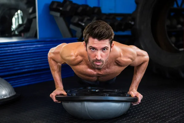 Vastbesloten atleet uitoefenen in de fitness-studio — Stockfoto