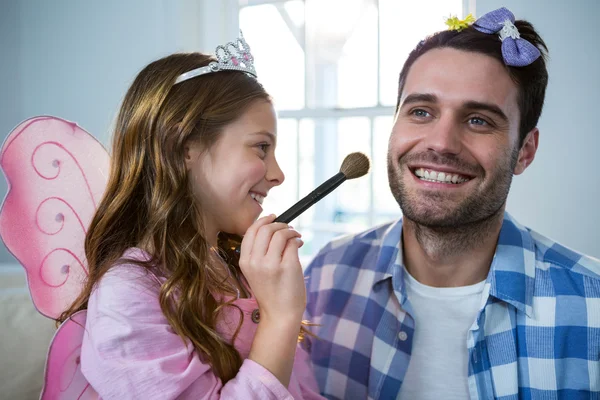 Flicka makeup på fäder ansikte — Stockfoto