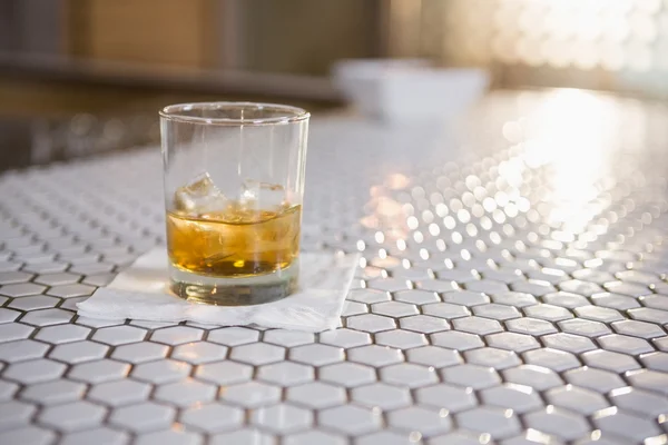 Glas whisky på bardisk — Stockfoto