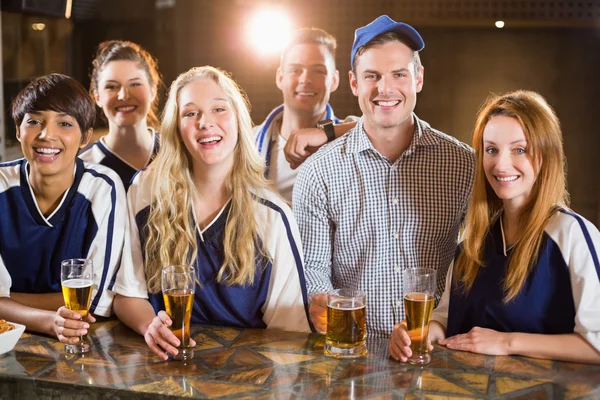 Freunde bei Bier auf Party — Stockfoto