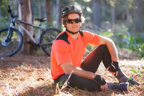 Retrato de ciclista de montanha masculino na floresta — Fotografia de Stock