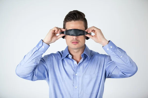 Hombre usando gafas de vídeo virtuales — Foto de Stock