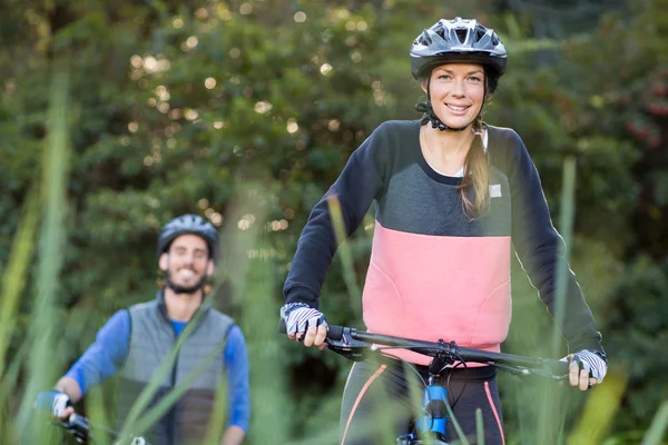 骑自行车的人夫妇在乡下骑自行车 — 图库照片