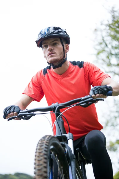 Mannelijke wielrenner fietsen op platteland — Stockfoto