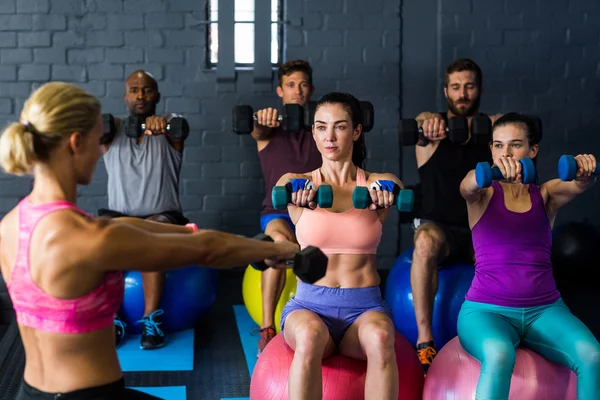 Idrottare som tränar med tränare i gymmet — Stockfoto