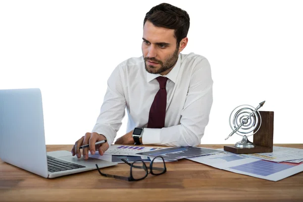 Uomo d'affari che lavora su laptop in ufficio — Foto Stock