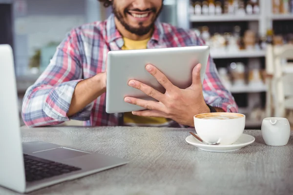 Homem usando tablet digital — Fotografia de Stock